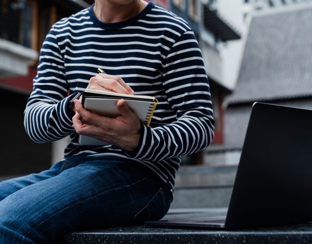 জিন্সের পকেটে কেন থাকে একটা ছোট বোতাম, কেনই বা নীল হল এর রং, জানেন? জিন্সের পকেটে কেন থাকে একটা ছোট বোতাম, কেনই বা নীল হল এর রং, জানেন?