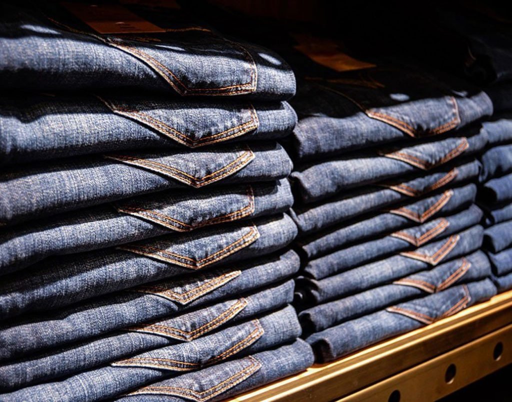 জিন্সের পকেটে কেন থাকে একটা ছোট বোতাম, কেনই বা নীল হল এর রং, জানেন? জিন্সের পকেটে কেন থাকে একটা ছোট বোতাম, কেনই বা নীল হল এর রং, জানেন?