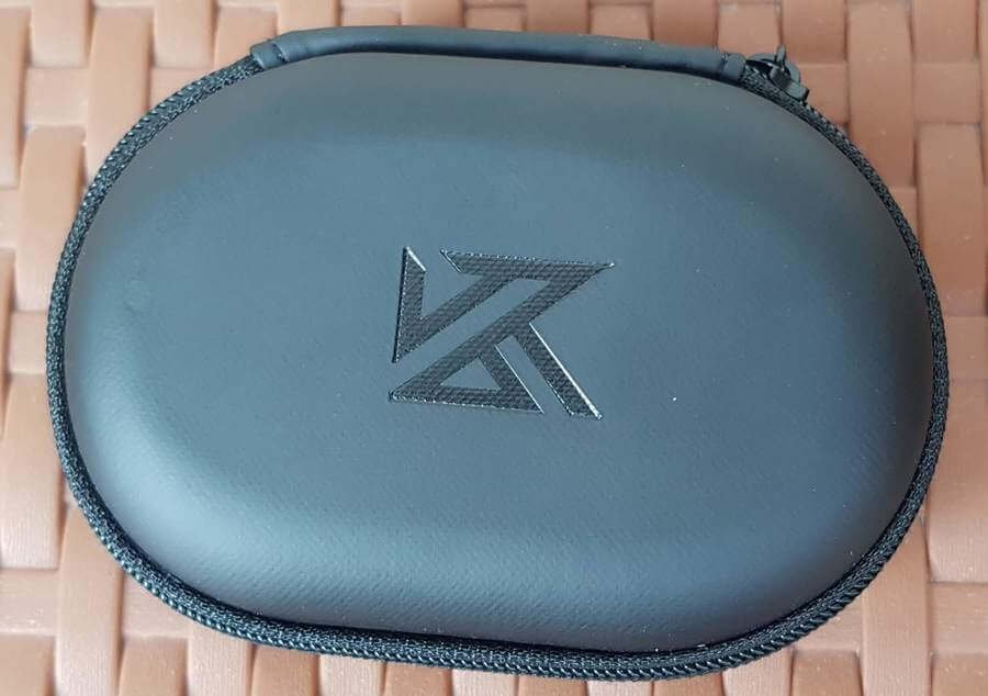 Semi hard rubber Earphone Pouch with zipper storage case Oval shape- black Semi hard rubber Earphone Pouch with zipper storage case Oval shape- black