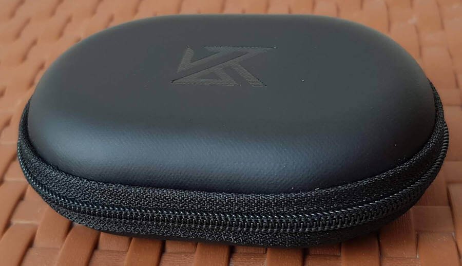 Semi hard rubber Earphone Pouch with zipper storage case Oval shape- black Semi hard rubber Earphone Pouch with zipper storage case Oval shape- black